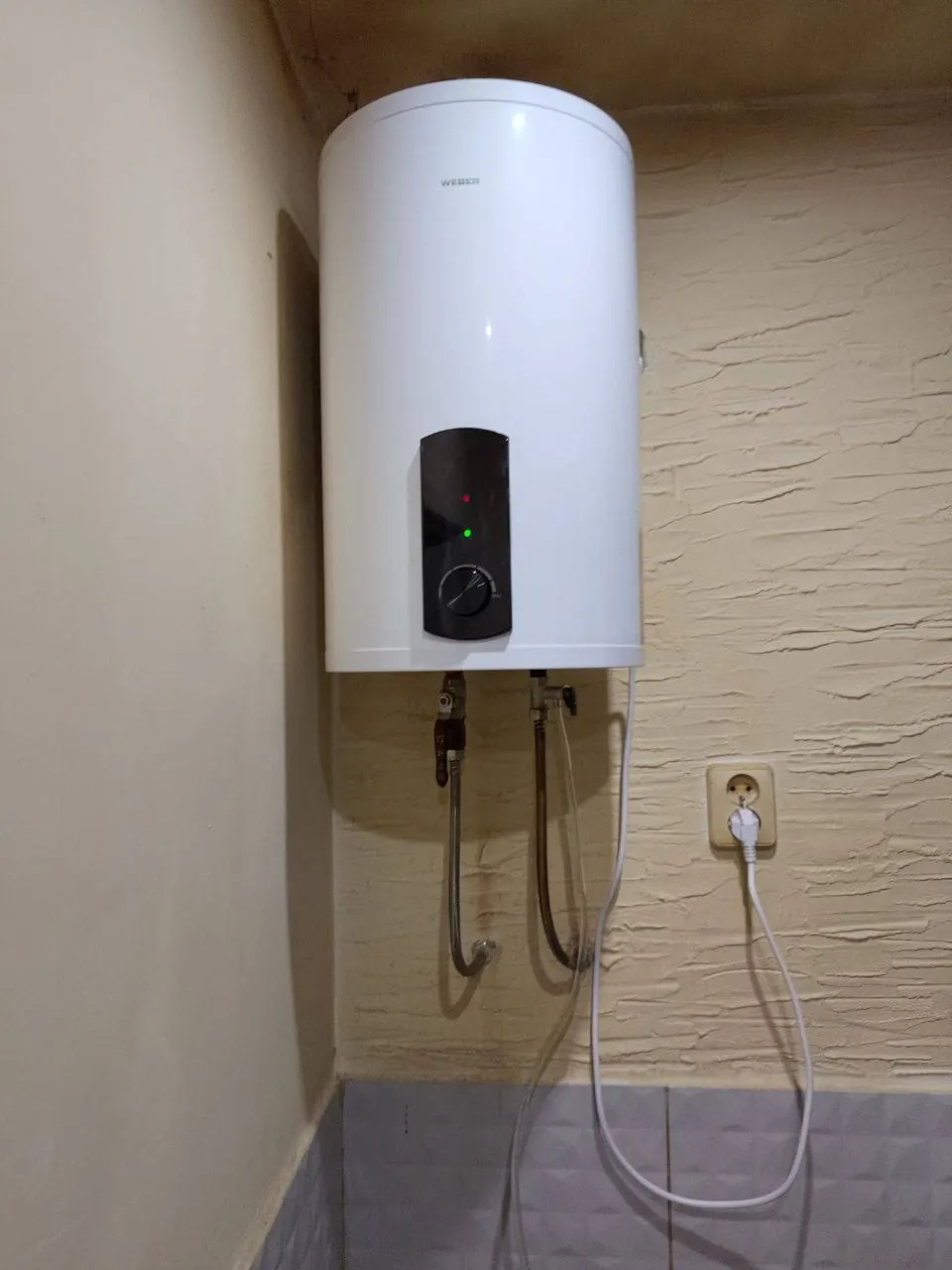 Bojler elektryczny zamontowany na ścianie - realizacja HYDROUNO Poznań