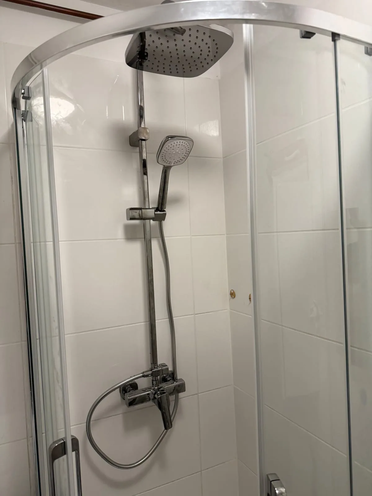 Kabina półokrągła z kolumną prysznicową — DobryHydraulik Poznań