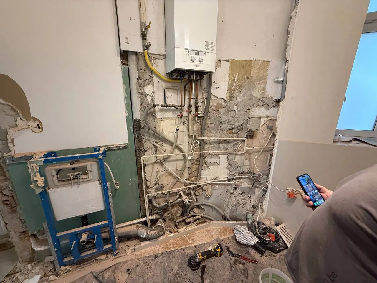 Łazienka w remoncie z widocznym kotłem — DobryHydraulik Poznań