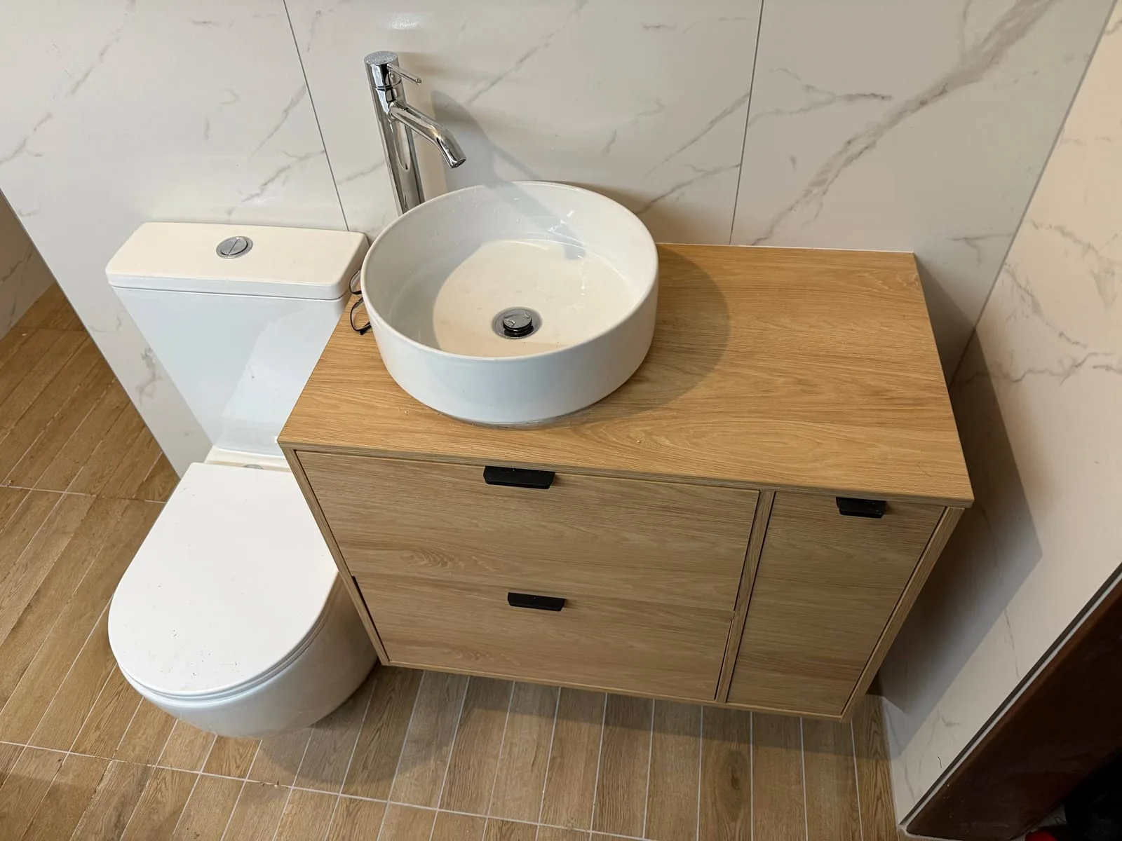Umywalka nablatowa na szafce z WC — DobryHydraulik Poznań