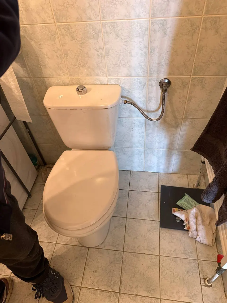 Montaż kompaktu WC - Biały montaż | HYDROUNO
