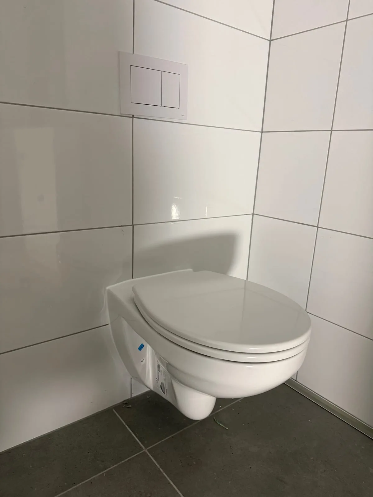WC podwieszane w białej łazience — DobryHydraulik Poznań