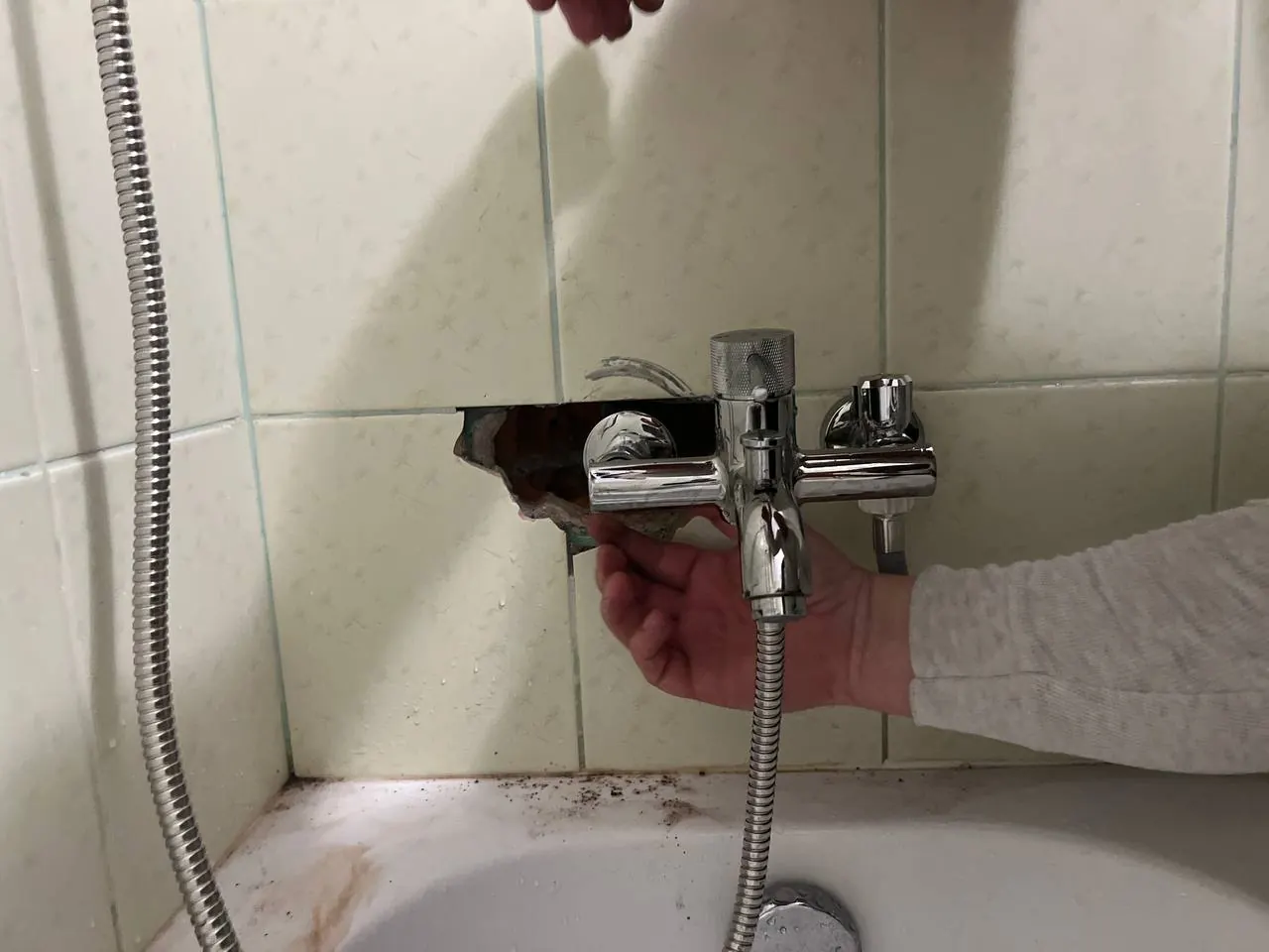 Naprawa wycieku przy baterii wannowej - Lokalizacja wycieków | HYDROUNO