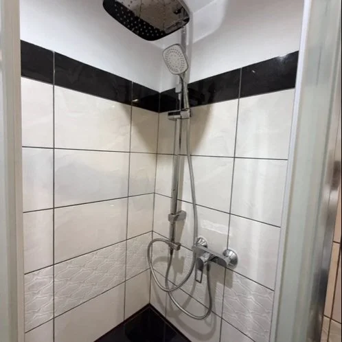 Prysznic ścienny w narożnej kabinie — DobryHydraulik Poznań